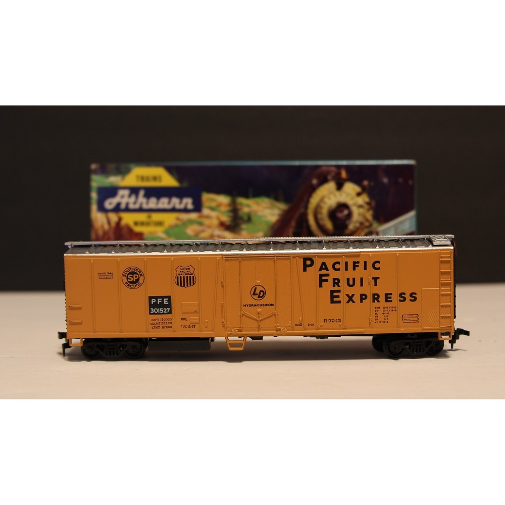 Athearn HO Scale 50' O B REEFER Pacific Fruit Express PFE 301527 Pre-Owned 1636